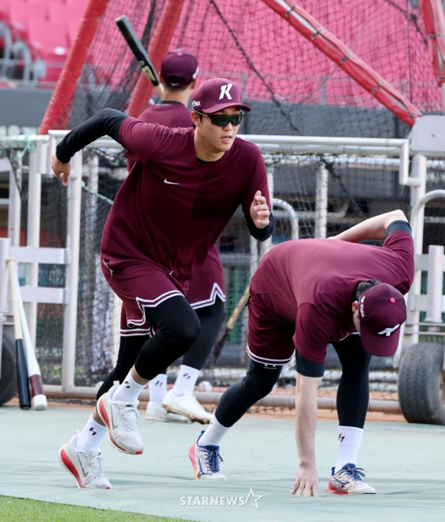 Ahn Woo-jin warming up. /Photo=Senior Reporter Kang Young-jo