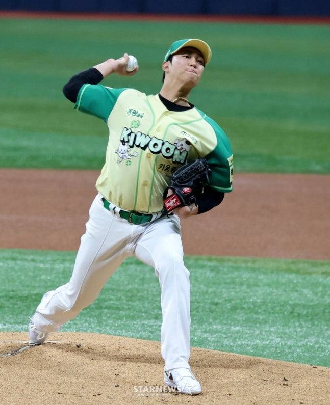 12日に先発登板したアン·ウジン。 /写真=姜永祚（カン·ヨンジョ）先任記者