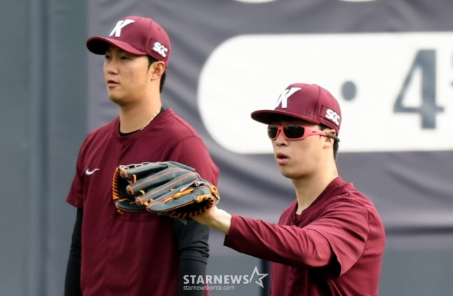 17日の試合を控えて練習をしているアン·ウジン（左）とペ·ドンヒョン。/写真=カン·ヨンジョ先任記者