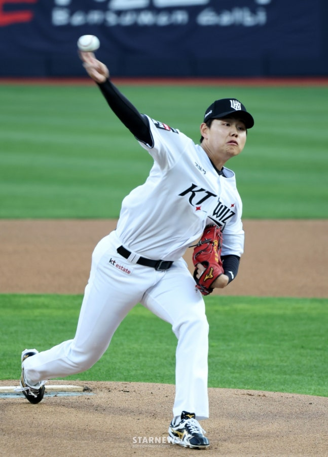 6イニング無失点で好投したKT先発投手のソ·ヒョンジュン。 /写真=姜永祚（カン·ヨンジョ）先任記者