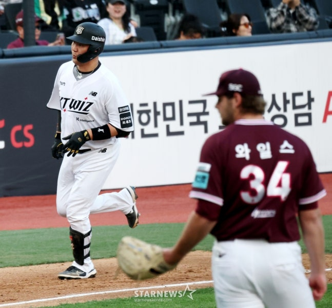 張成宇（チャン·ソンウ、左）がワイルズに本塁打を放ち、ホームに向かっている。 /写真=姜永祚（カン·ヨンジョ）先任記者