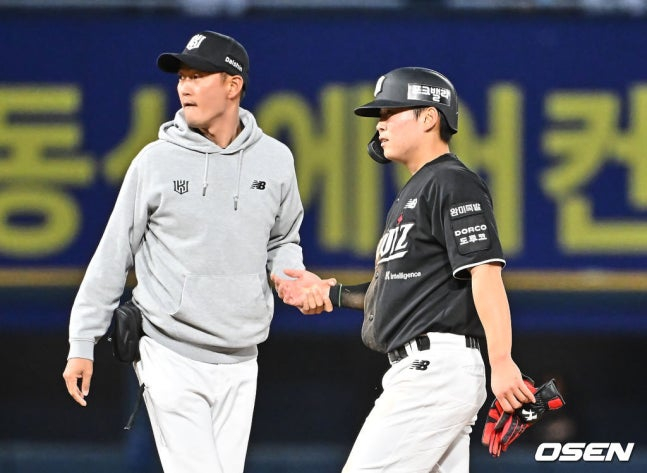 Ryu Hyun-in (right) in visible pain.