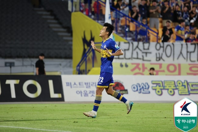 Chungnam Asan's Han Gyo-won scored a goal at the Asan Yoonshin Sports Complex in July last year. On that day, Chungnam Asan supporters criticized the club via a banner reading "Our coach who disappeared without a trace," regarding the sudden disappearance of head coach Bae Sung-jae from the bench. /Photo=Korea Professional Football League provided