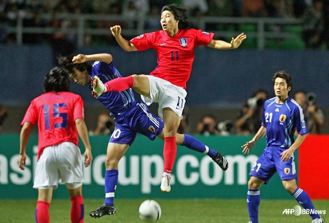 Shunsuke Nakamura (10) competes for an aerial ball with Lee Geun-ho during a match against the South Korea national team. /AFPBBNews=NEWS1