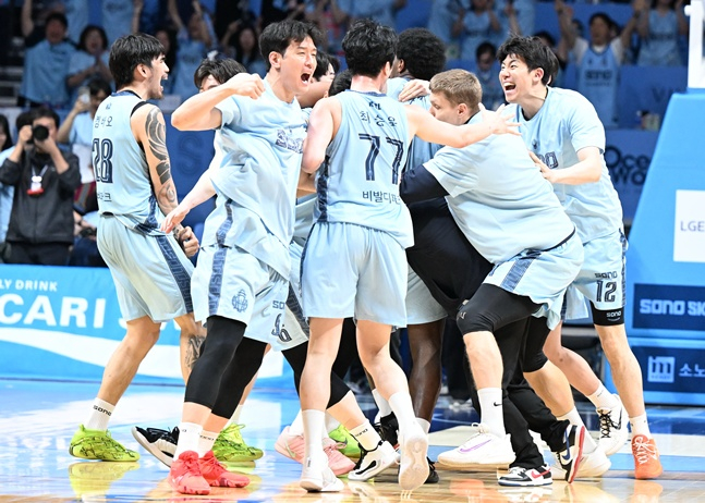 Goyang Sono players celebrate after defeating Seoul SK on the 16th, securing their spot in the quarterfinal playoffs. /Photo=KBL