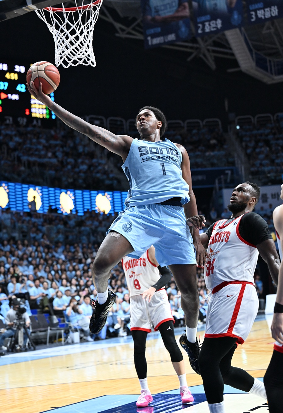 Sono's Knight (center) shoots near the basket during the match against SK on the 16th. /Photo=KBL
