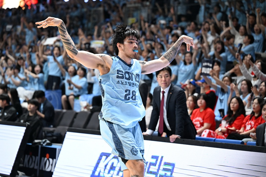 Sono's Kambeo performs a celebration during the match against SK on the 16th. /Photo=KBL