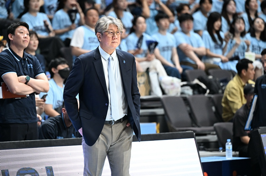 Sono head coach Son Chang-hwan watches the game on the 16th. /Photo=KBL