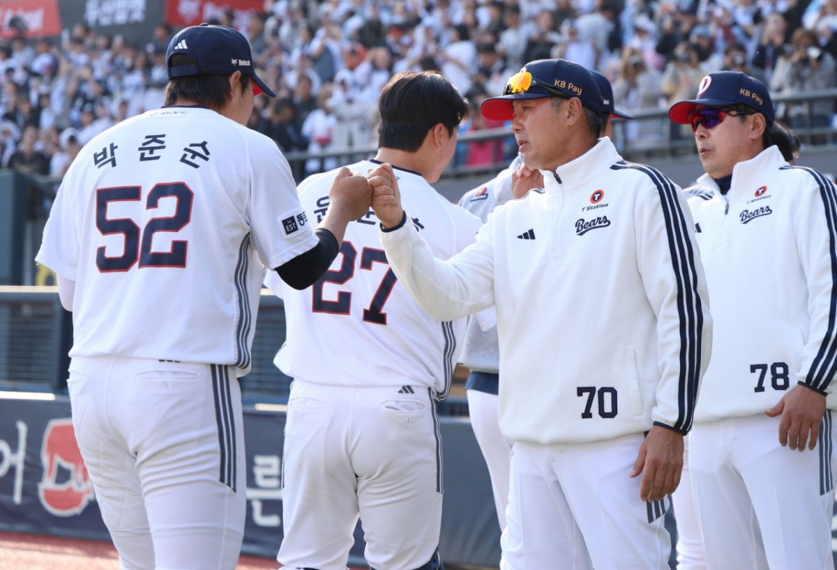 Kim Won-hyung (second from the right), Doosan Bears manager, coaching staff, and players. /Photo=Doosan Bears provided