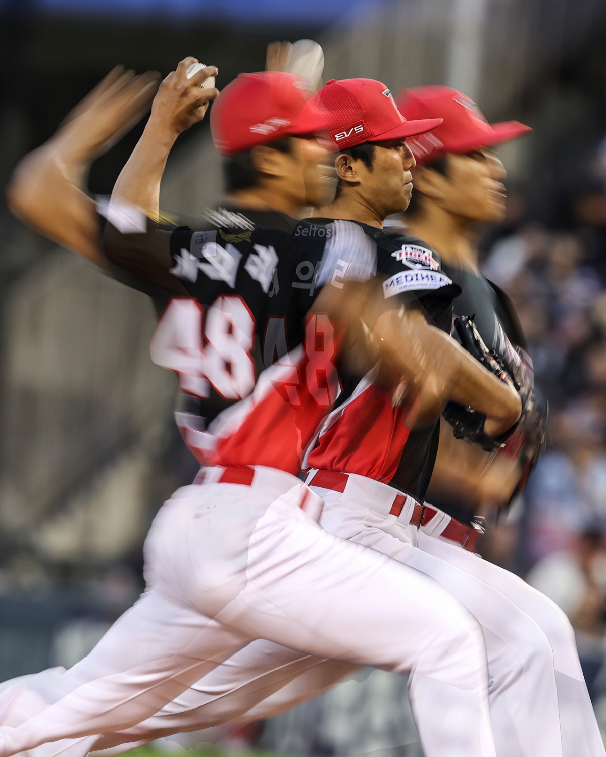 Trận đấu giữa Kia Tigers và Doosan Bears diễn ra tại sân vận động Jamsil vào ngày 17. Lee Eui Ri của đội tuyển KIA đang ném bóng ngược lại. /Ảnh = Cung cấp Kia Tigers