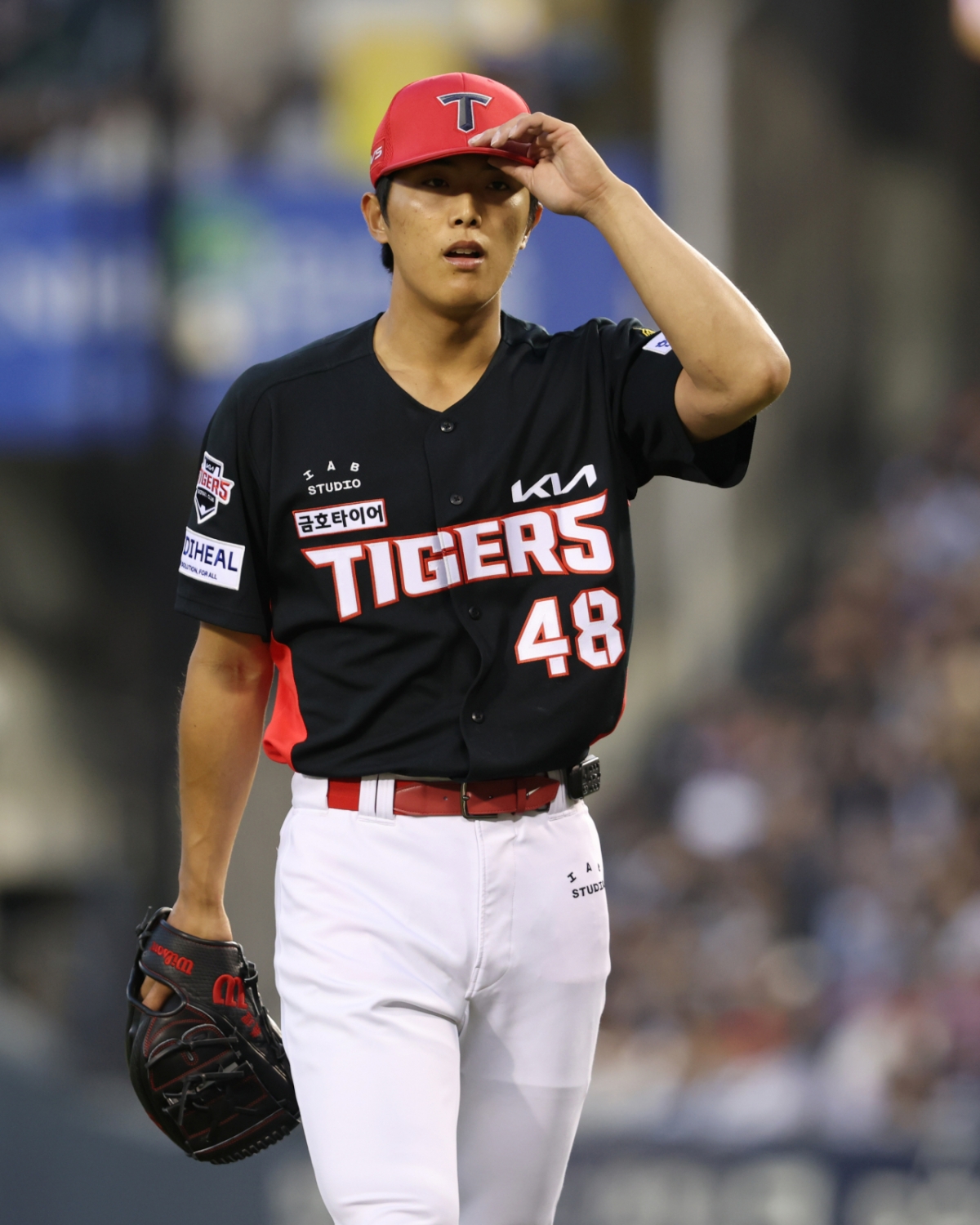 Trận đấu giữa Kia Tigers và Doosan Bears diễn ra tại sân vận động Jamsil vào ngày 17. Lee Eui Ri của đội tuyển KIA đang đi xuống gò đất sau khi kết thúc hiệp đấu. /Ảnh = Cung cấp Kia Tigers