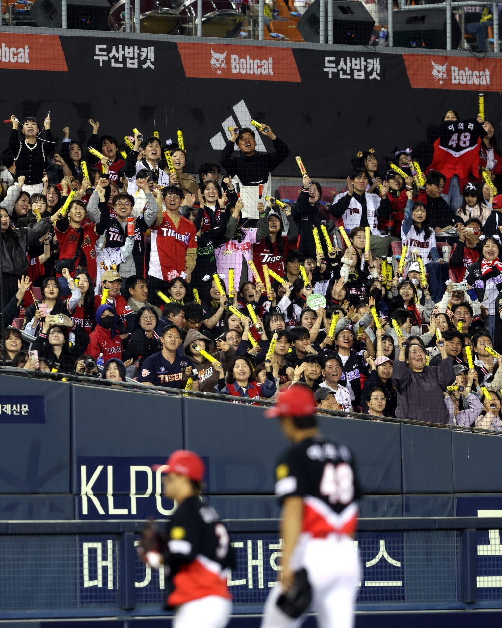 Trận đấu giữa Kia Tigers và Doosan Bears diễn ra tại sân vận động Jamsil vào ngày 17. Khoảnh khắc Lee Eui Ri của đội tuyển KIA hướng đến dugout, người hâm mộ KIA đang vỗ tay. /Ảnh = Cung cấp Kia Tigers