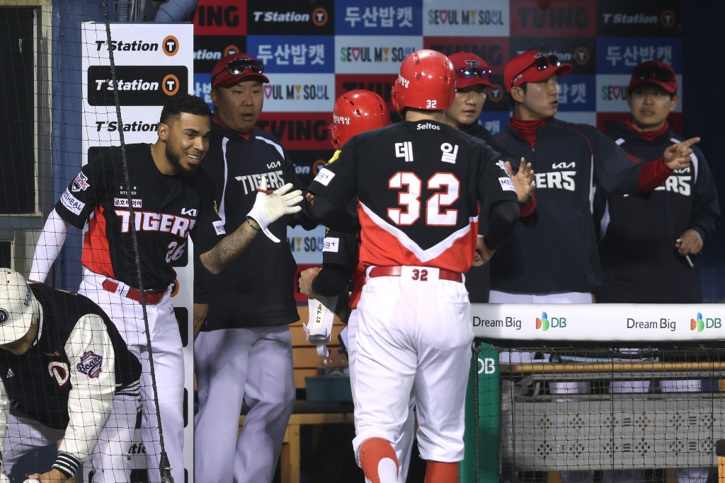 Các cầu thủ KIA Tigers và nhân viên huấn luyện đang rất vui trước trận đấu Doosan Bears ở Jamsil vào ngày 17. /Ảnh = Cung cấp Kia Tigers