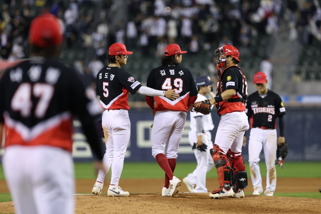 Các cầu thủ KIA Tigers đang rất vui sau khi giành chiến thắng trong trận đấu với Doosan Bears ở Jamsil vào ngày 17. /Ảnh = Cung cấp Kia Tigers