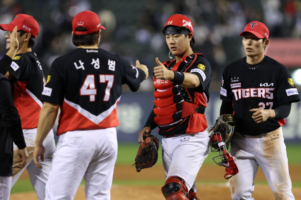 Các cầu thủ KIA Tigers đang rất vui sau khi giành chiến thắng trong trận đấu với Doosan Bears ở Jamsil vào ngày 17. /Ảnh = Cung cấp Kia Tigers