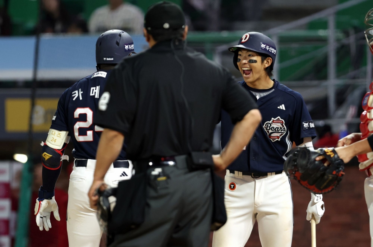 Аутфилдер Ким Мин Сок из Doosan Bears (справа) /Фото = Предоставлено Doosan Bears