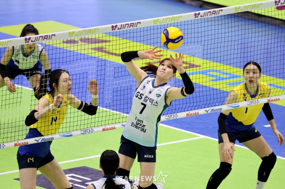 GS setter Ah Hye-jin is distributing the ball during the 2025-2026 Jin Air V-League Hyundai Construction vs. GS Caltex playoffs held at Suwon Gymnasium on the 26th. /Photo=Senior Reporter Kang Young-jo