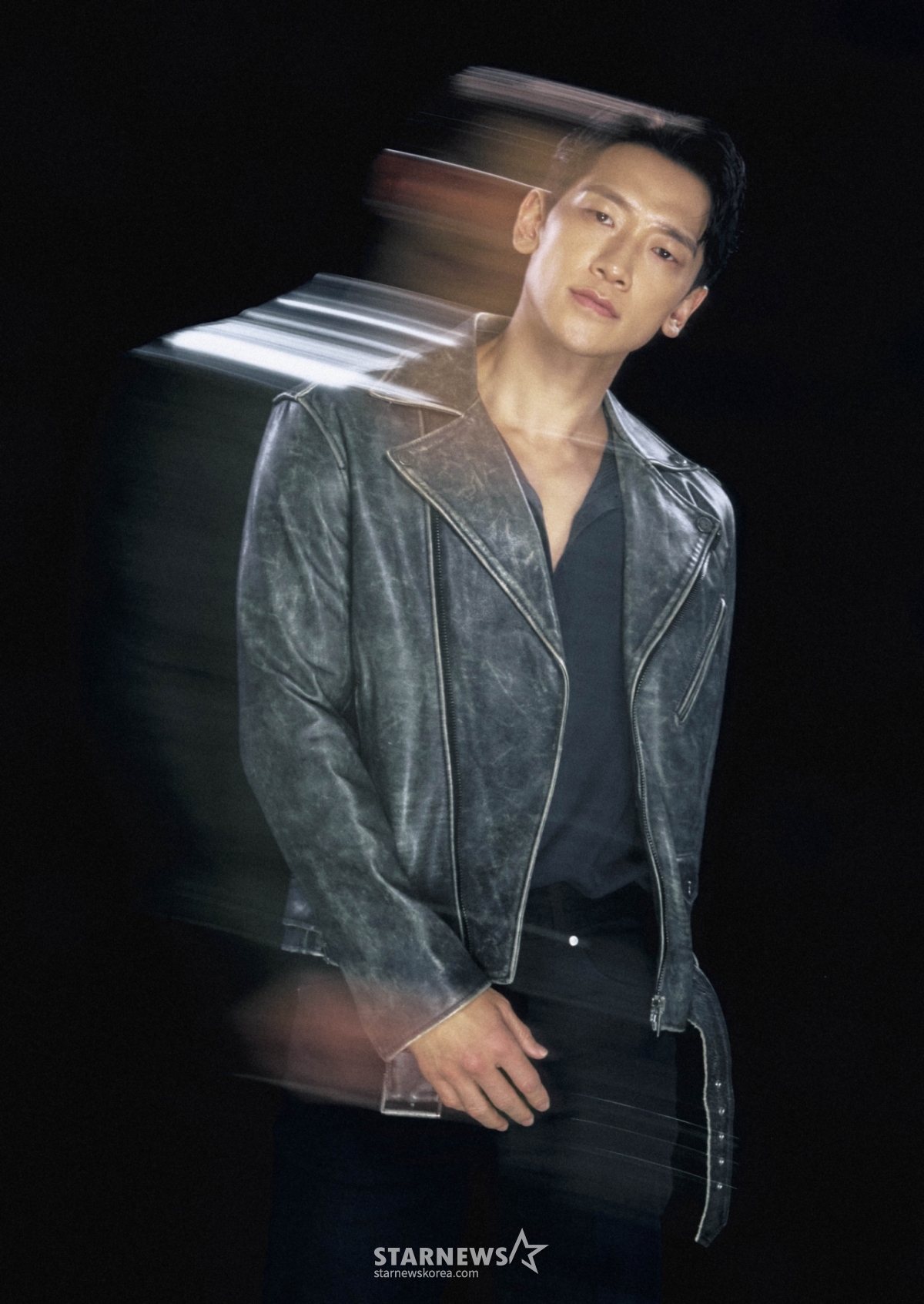 Diễn viên chính Jung Ji Hoon của loạt phim truyền hình gốc Netflix 'Những chú chó săn' mùa 2 đang tạo dáng cho buổi phỏng vấn vòng đấu được tiến hành vào ngày 8. /Cung cấp ảnh = Netflix 2026.04.08 /Ảnh = Photoguy@ Lee Dong Hoon