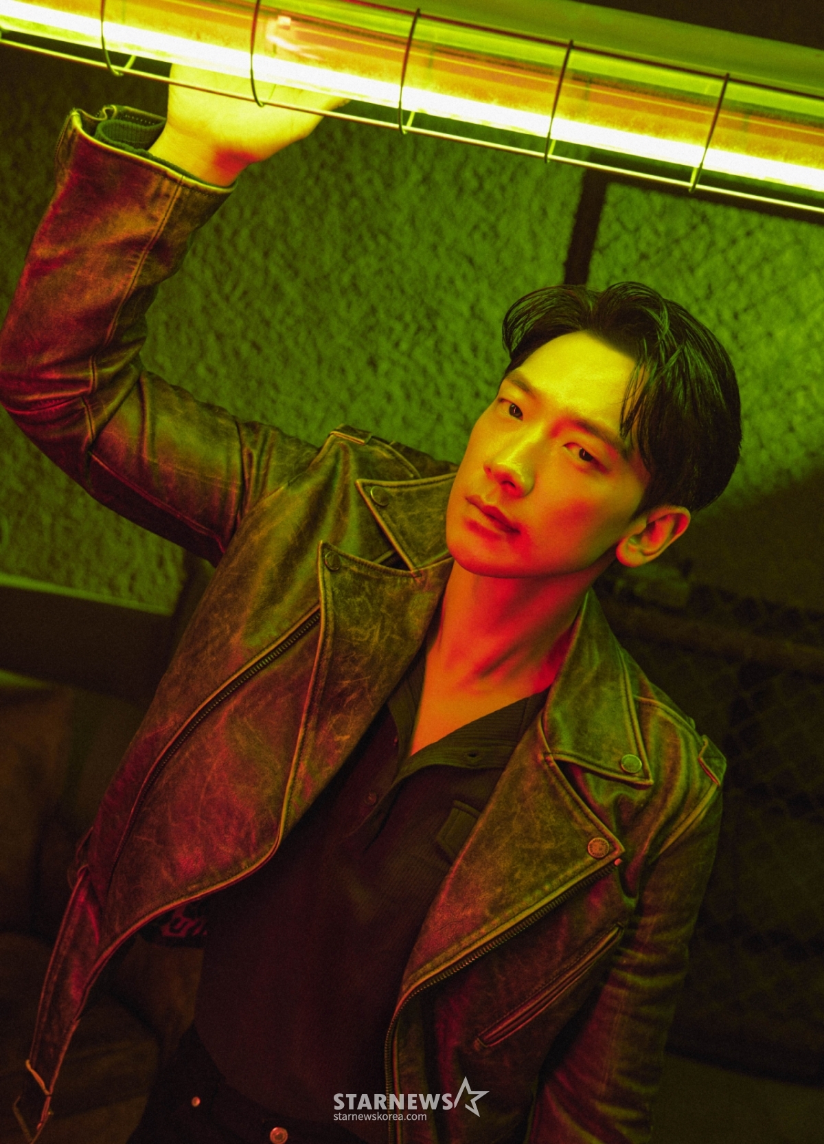 Diễn viên chính Jung Ji Hoon của loạt phim truyền hình gốc Netflix 'Những chú chó săn' mùa 2 đang tạo dáng cho buổi phỏng vấn vòng đấu được tiến hành vào ngày 8. /Cung cấp ảnh = Netflix 2026.04.08 /Ảnh = Photoguy@ Lee Dong Hoon