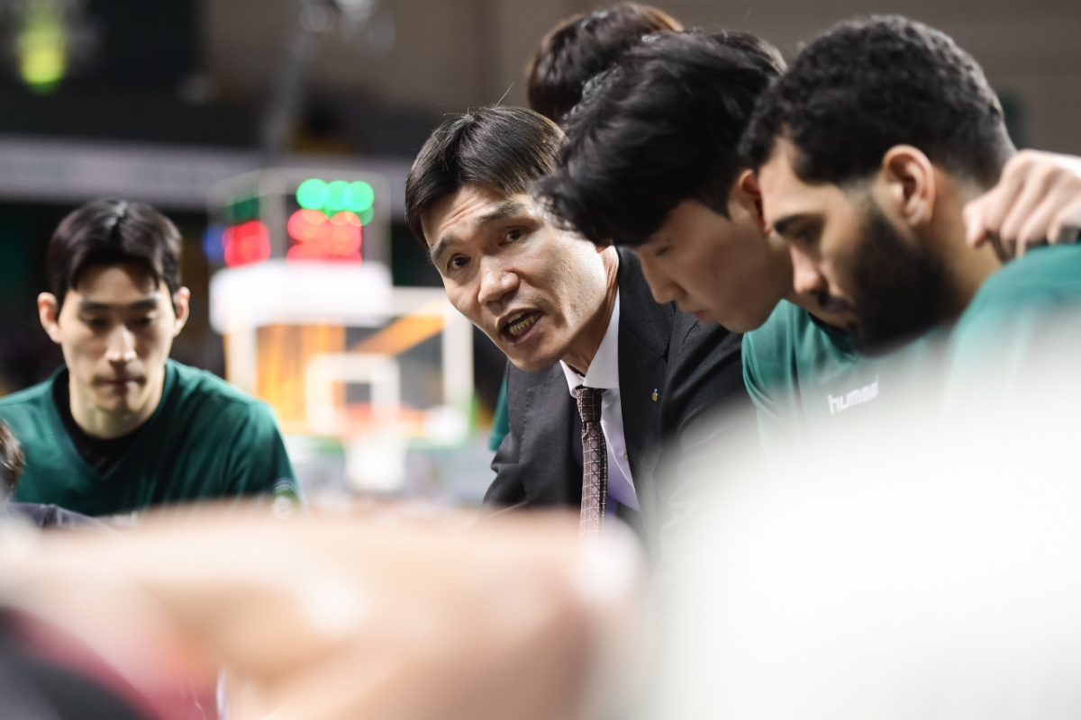 Ким Джу Сон (в центре) руководитель WonjuDB руководит операцией. /Фото = Предоставлено KBL.