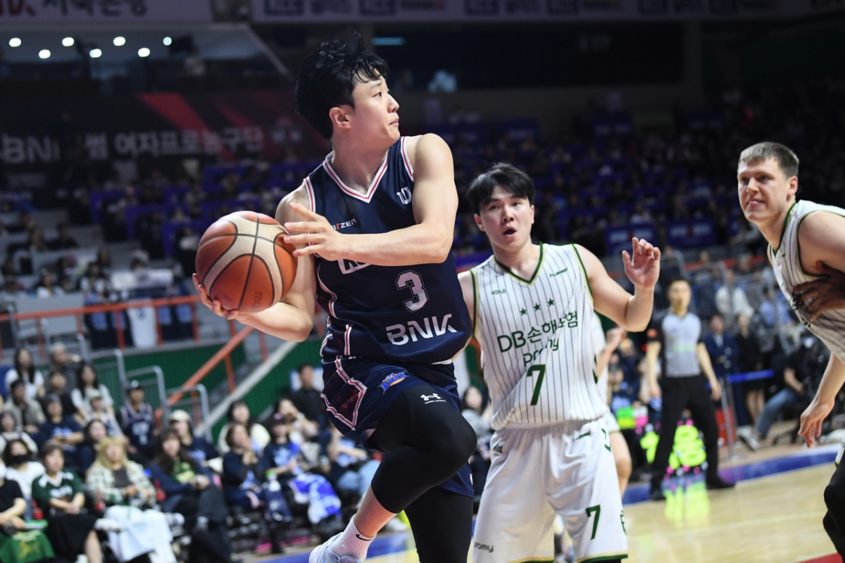ホ·ウン（左）が17日午後7時、釜山（プサン）社稷（サジク）体育館で行われた2025~2026LG電子プロバスケットボール6強プレーオフ第3戦の途中、ボールを握っている。 /写真=KBL提供