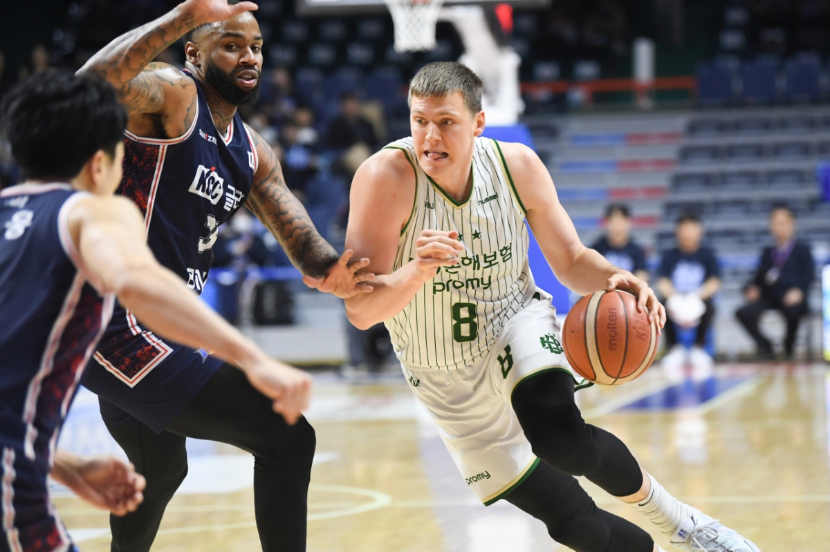 ヘンリー·エランソン(右)が17日午後7時、釜山社稷体育館で開かれた2025~2026LG電子プロバスケットボール6強プレーオフ第3戦の試合中に突破を試みている。 /写真=KBL提供