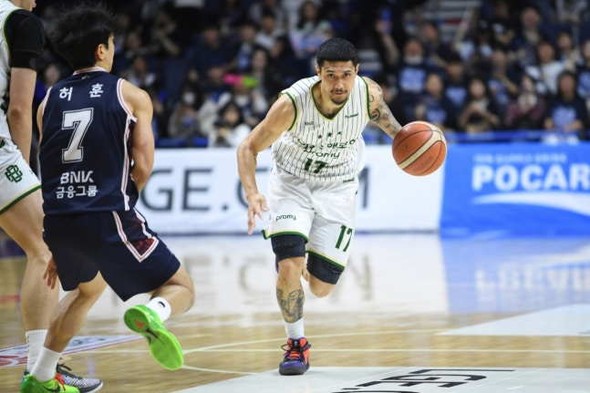 Lee Sun Albano (phải) đang rê bóng trong trận playoff thứ ba của vòng 6 đội bóng rổ chuyên nghiệp của LG Electronics 2026 được tổ chức tại Nhà thi đấu Sajik Busan lúc 7 giờ tối ngày 17. /Ảnh = Cung cấp KBL