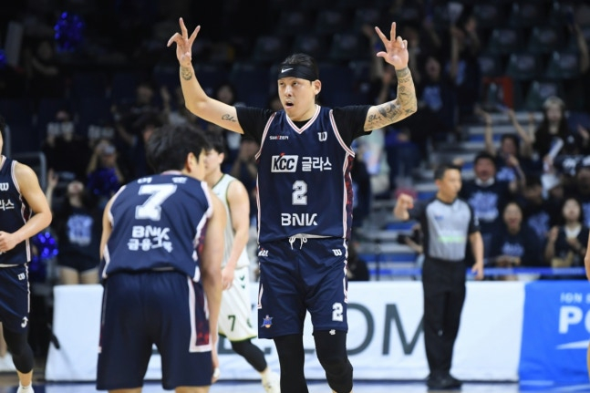 17日下午7点,釜山KCC崔俊勇在釜山社稷体育馆举行的2025~2026LG电子职业篮球6强季后赛第3场比赛途中,投进3分球,正在庆祝。 =照片=KBL提供。