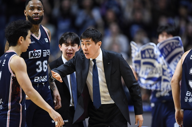 釜山KCC教练李相民(音)在原州DB和6强季后赛(PO)第3场比赛中,正在指示选手们作战。 =照片=KBL提供。