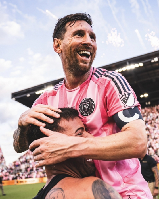 Lionel Messi (phải) đang mỉm cười trong vòng tay đồng nghiệp sau khi giành chiến thắng trong trận chung kết Cúp Liên đoàn Bóng chày Mỹ 2025, được tổ chức tại sân vận động Chase ở Florida, Mỹ vào tháng 12 năm ngoái. /Ảnh = Dịch vụ mạng xã hội chính thức của Inter Miami (SNS)