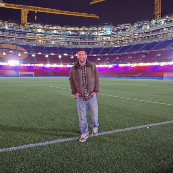 Lionel Messi chụp ảnh trên sân nhà Barca. /Ảnh = Dịch vụ mạng xã hội cá nhân của Lionel Messi (SNS)