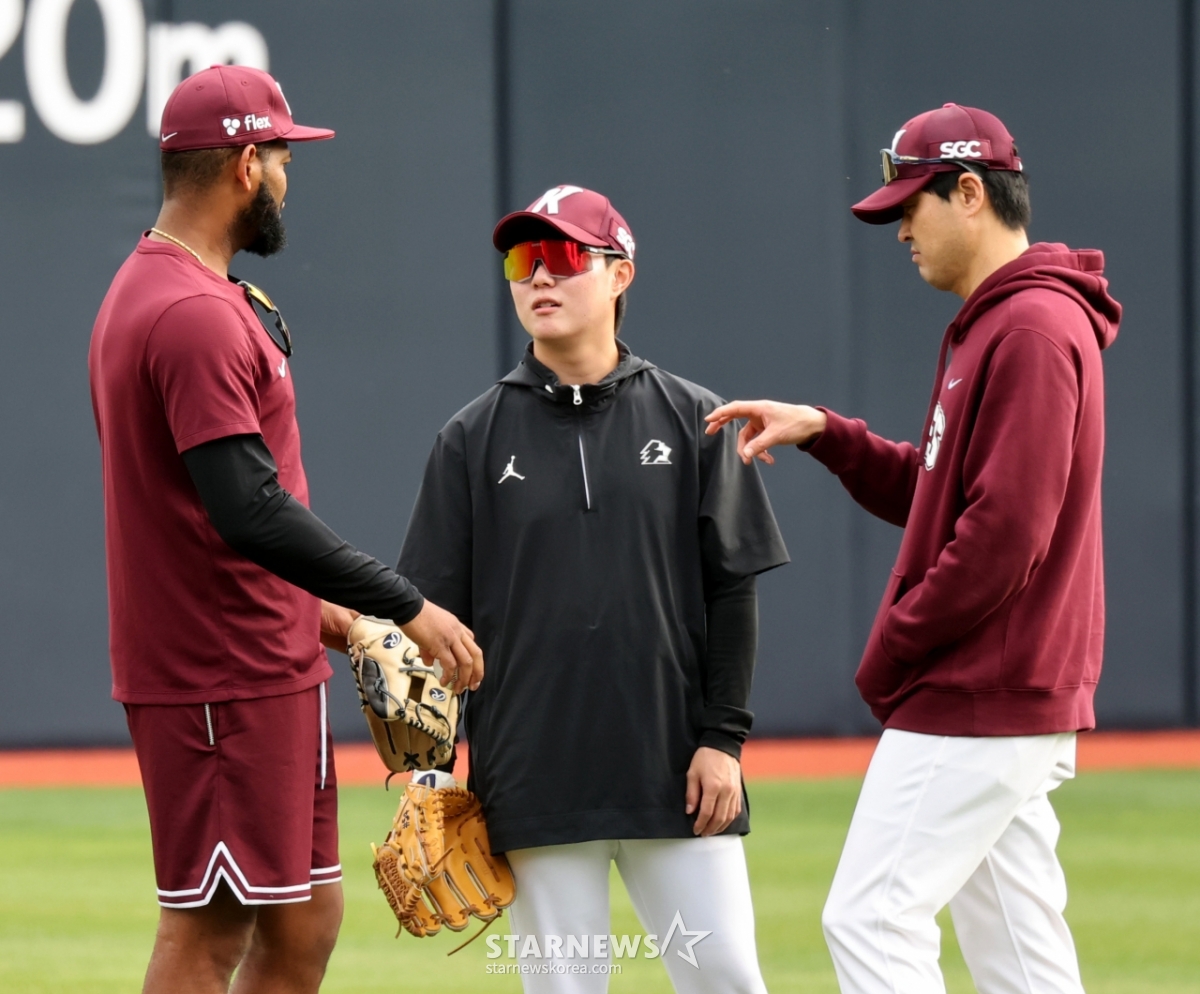 [포토] '알칸타라와 그립에 대해 토론중' 김수경 코치
