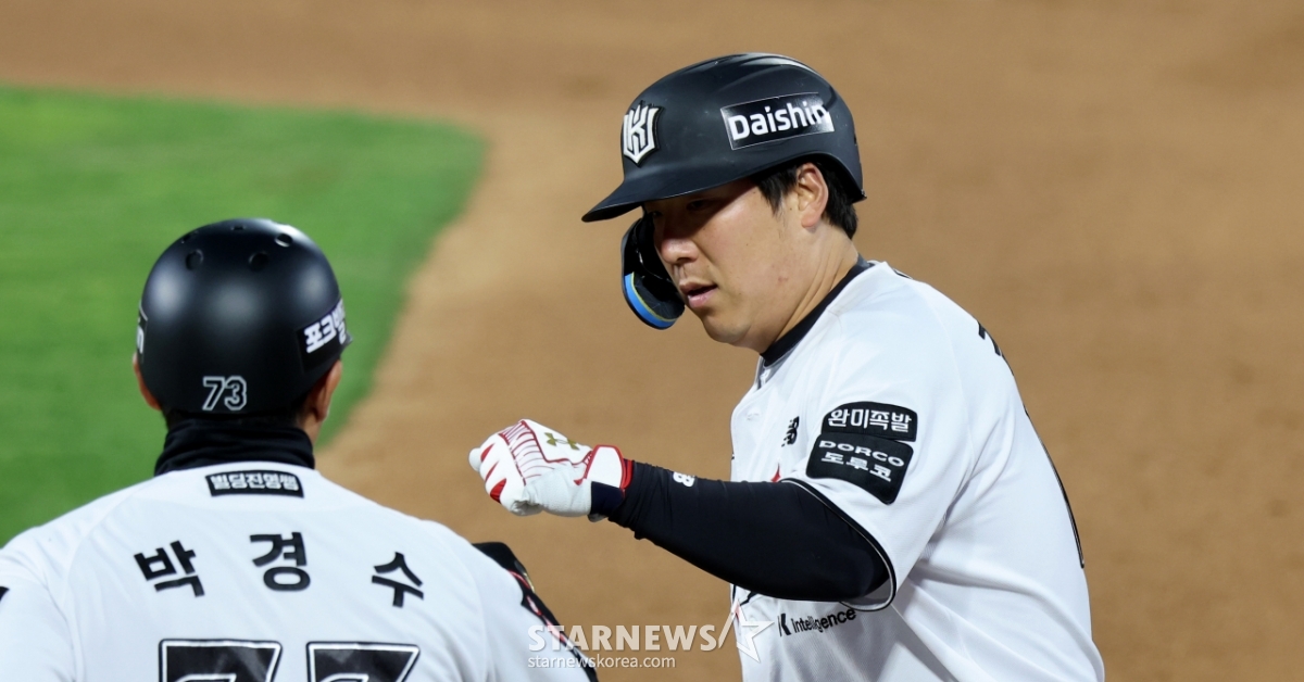 [포토] '3회말 중전안타로 출루' 김현수