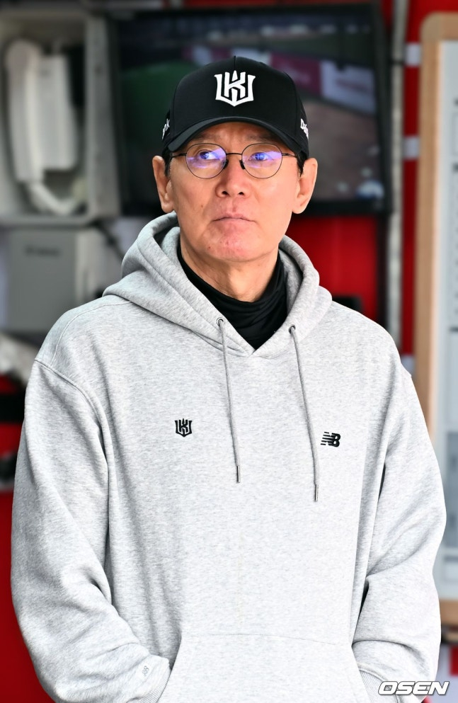 Huấn luyện viên Lee Kang Chul đang theo dõi buổi huấn luyện trước trận đấu ngày 17.