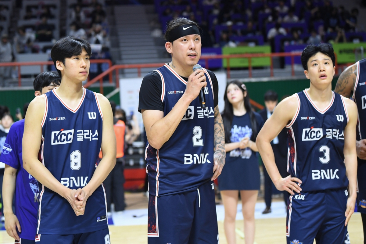 Choi Jun-yong (center) speaks into a microphone after the third game of the 6th-Team Playoffs (PO) against WonjuDB. /Photo=KBL Provided