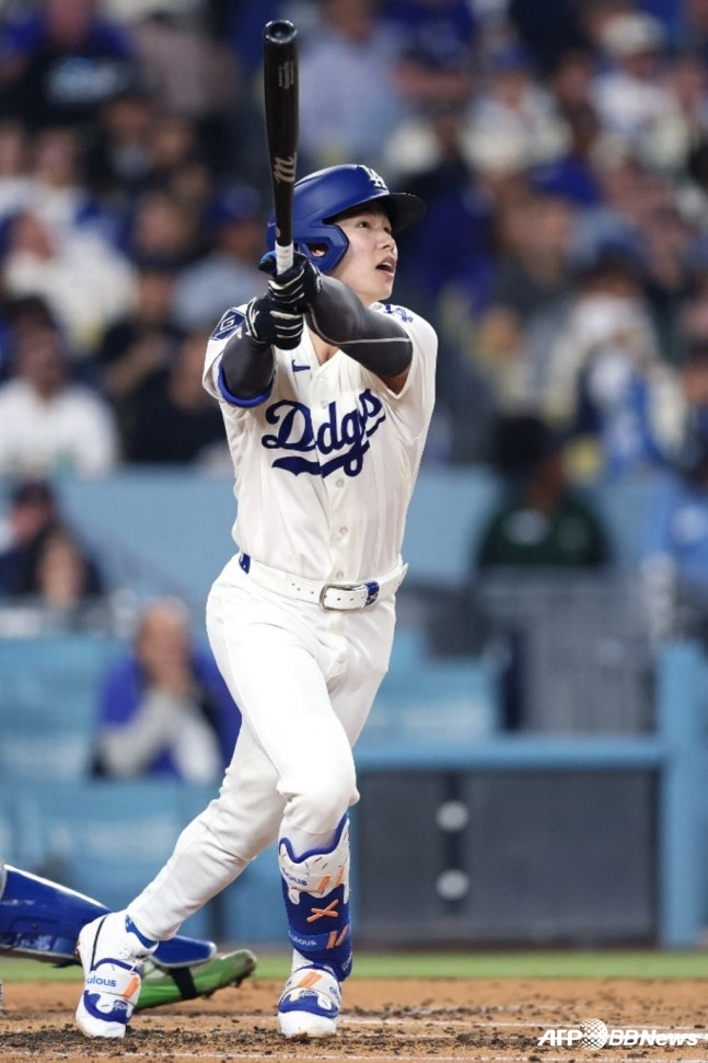 LA Dodgers' Kim Hye-sung watches his hit after hitting a two-run home run in the second inning during the 2026 Major League Baseball (MLB) home game against the New York Mets at the UCLA Field at Dodger Stadium in Los Angeles, California, USA, on the 16th (Korean time). /AFPBBNews=NEWS1