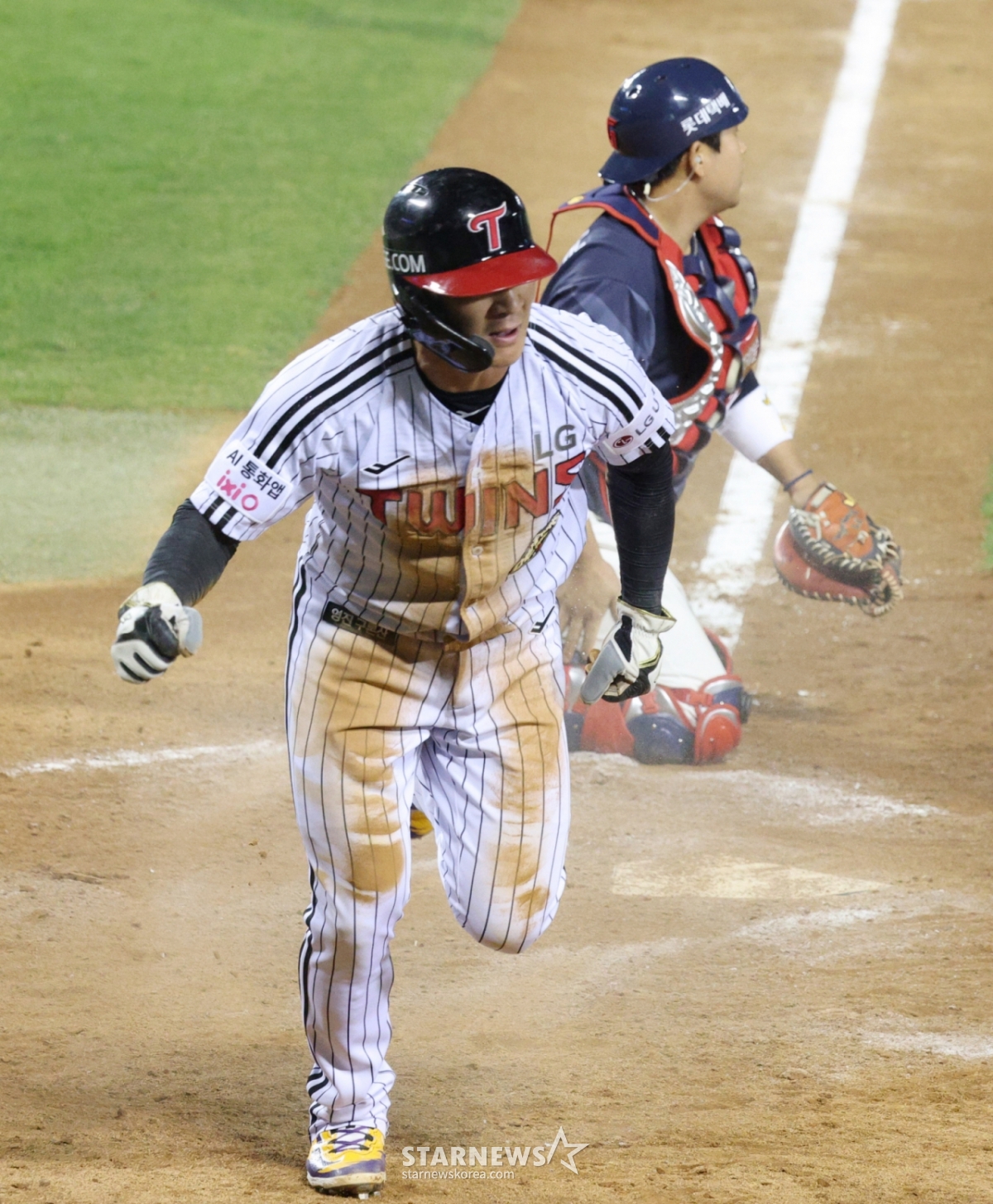 The 2026 Shinhan SOL KBO League game between LG Twins and Lotte Giants was held on the 16th at Seoul Jamsil Baseball Stadium. In the bottom of the 7th inning with one out and runners on second and third, LG's third baseman Oh Ji-hwan ran home and was safe during Park Dong-won's infield ground ball. Lotte's catcher is Yu Gangnam. /Photo=Kim Jin-kyung, Senior Reporter