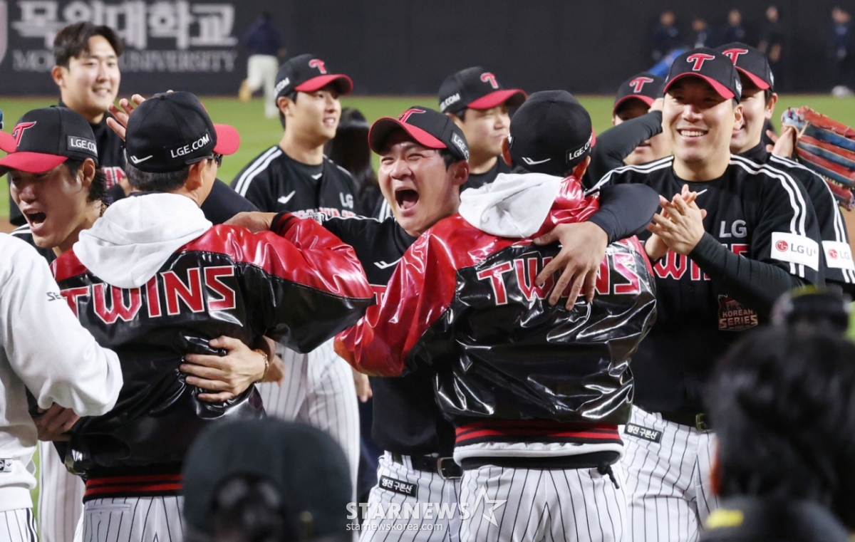 The 2025 KBO League Korean Series Game 5 between Hanwha Eagles and LG Twins was held on the 31st, 2024, at Daejeon Hanwha Life Insurance Ballpark. After securing the championship, LG players embraced head coach Yeom Kyung-yeop and the coaching staff, sharing the joy of victory. /Photo=Kim Jin-kyung, Senior Reporter