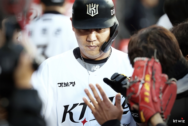 ダッグアウトに入ってきたチャン·ソンウ。 /写真=KTウィズ