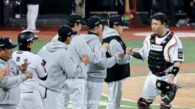 17日の試合で最後までホームを守ったチャン·ソンウ（右）。 /写真=姜永祚（カン·ヨンジョ）先任記者