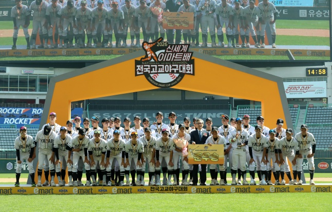 ヤタプ高校の選手たちが12日、仁川SSGランダースフィールドで開かれた2026新世界Eマート杯全国高校野球大会準優勝後、記念写真を撮った。 /写真=SSGランダース提供