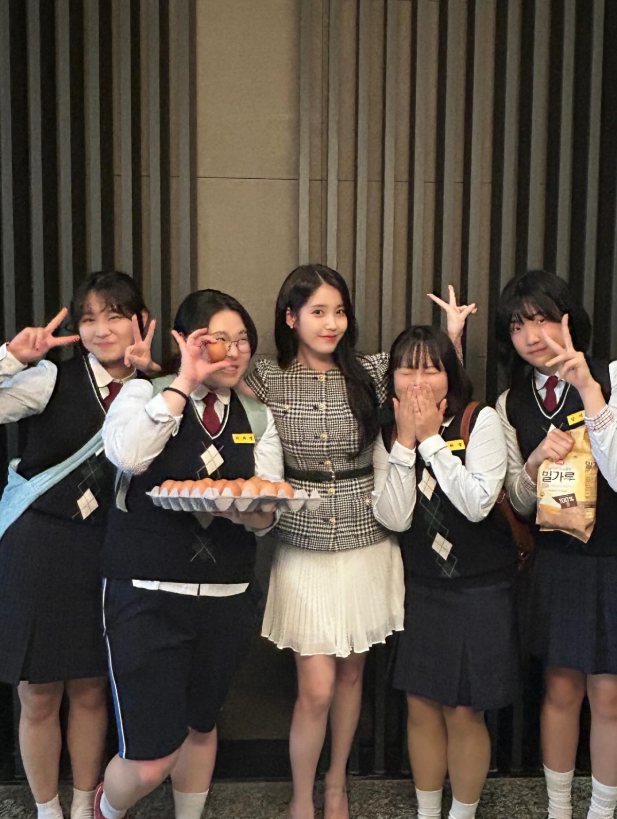 아이유, 한밤중 '계란 테러' 한 학생들 용서..'보살 인성' 화해 인증샷