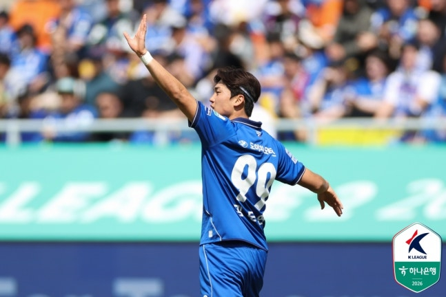 Kim Do-yeon, một cầu thủ triển vọng sinh năm 2005, đã ra mắt trận đấu giữa Suwon Samsung và Gimpo FC ở vòng thứ 7 K-League 222026 của Ngân hàng Hana tại sân vận động World Cup Suwon vào lúc 2 giờ chiều ngày 12. /Ảnh = Liên đoàn bóng đá chuyên nghiệp Hàn Quốc cung cấp