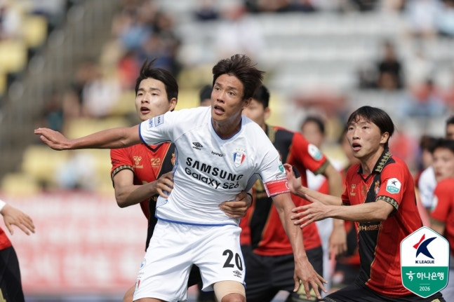 Hong Jeong-ho (center) and Kim Hyun-oh (left) compete for an aerial ball. /Photo=Korea Professional Football League