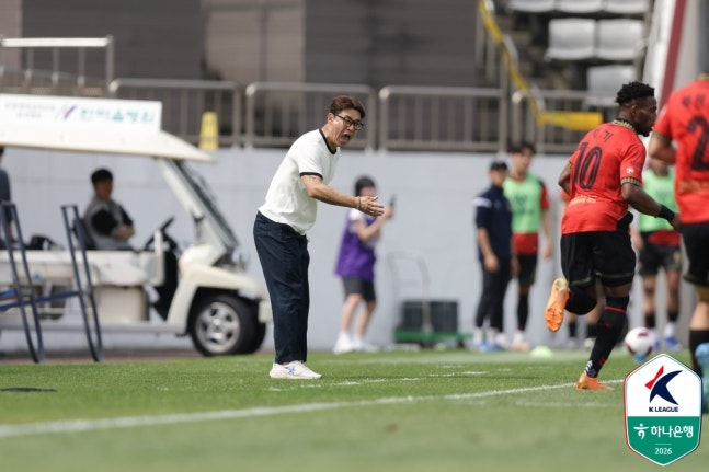 Gyeongnam FC coach Bae Seong-jae is seen shouting and motivating his players during a match against Suwon Samsung. /Photo=Korea Professional Football League