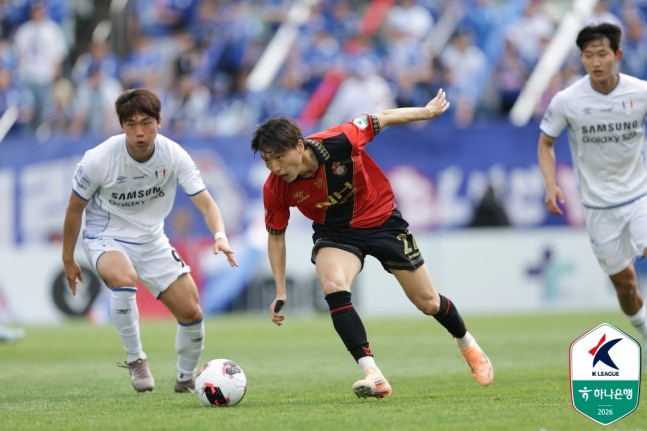 During the match between Gyeongnam FC and Suwon Samsung. /Photo=Korea Professional Football League
