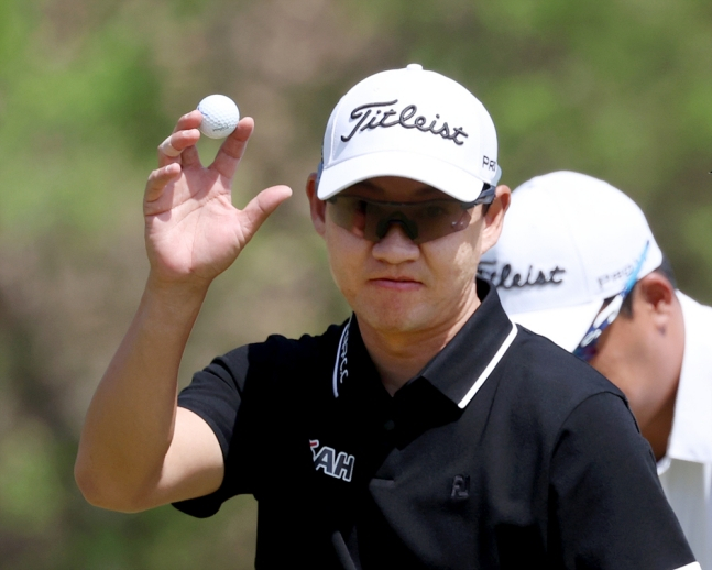 Kwon Seong-yeol waves to spectators after making a birdie on the 4th hole during the third round of the 21st DB Insurance Pro-Mi Open, the opening event of the 2026 KPGA Tour, held on the 18th at Chuncheon Laviebell Golf & Resort (par 72, 7,254 yards). /Photo=KPGA