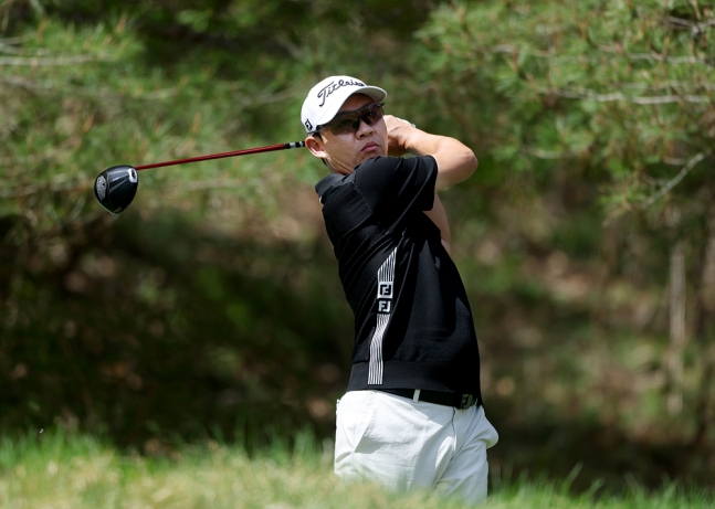 Kwon Seong-yeol hits a driver tee shot on the 9th hole during the third round of the 21st DB Insurance Pro-Mi Open, the opening event of the 2026 KPGA Tour, held on the 18th at Chuncheon Laviebell Golf & Resort (par 72, 7,254 yards). /Photo=KPGA