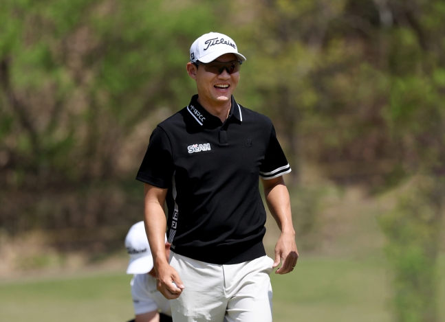 Kwon Seong-yeol smiles broadly after making a birdie on the 4th hole during the third round of the 21st DB Insurance Pro-Mi Open, the opening event of the 2026 KPGA Tour, held on the 18th at Chuncheon Laviebell Golf & Resort (par 72, 7,254 yards). /Photo=KPGA