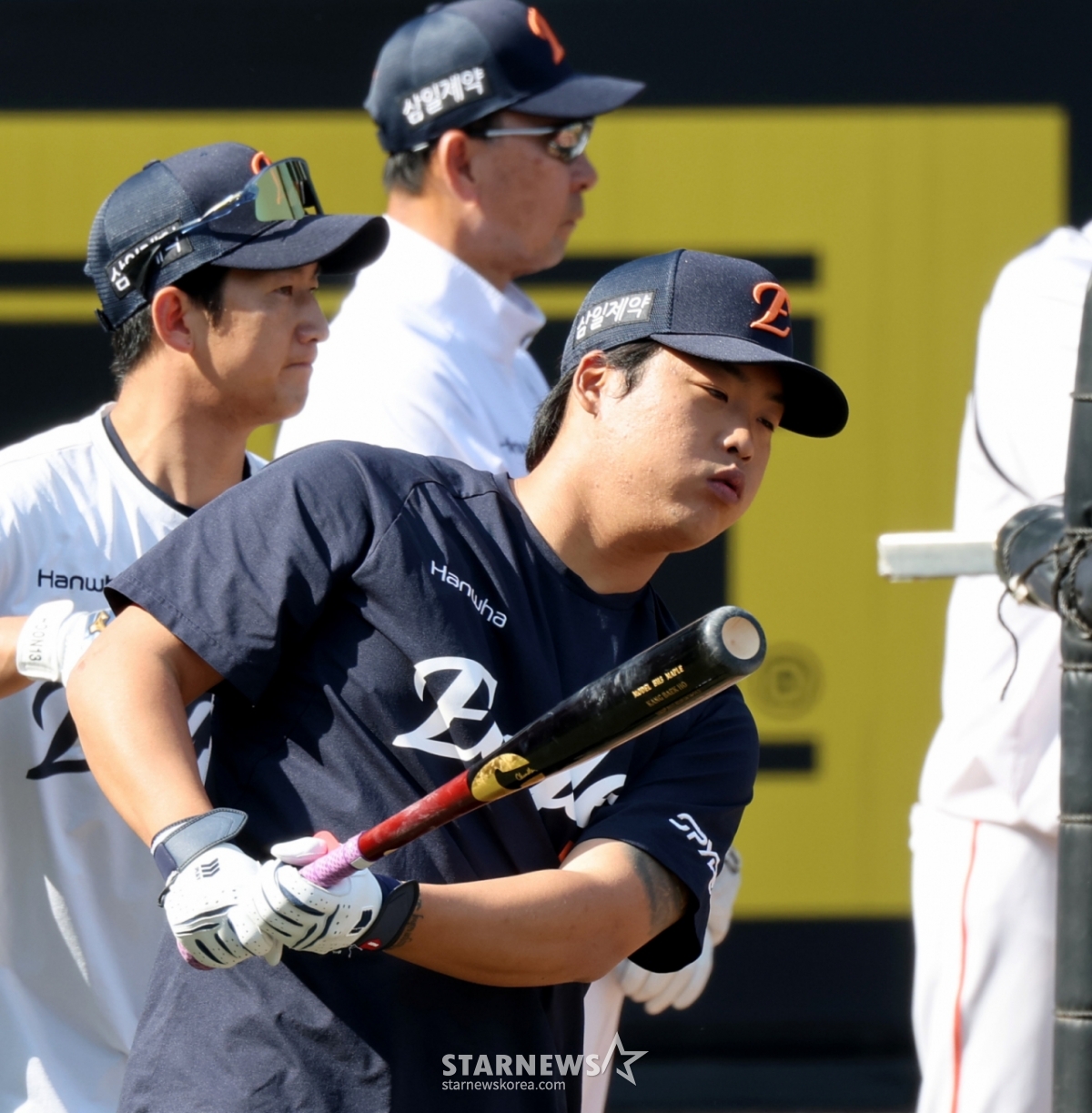 Hanwha Kang Baek-ho đang huấn luyện đánh bóng trước trận đấu giữa Hanwha Eagle và Samsung Lions tại giải đấu 2026 KBO League được tổ chức tại Công viên bóng chày nhân thọ Hanwha ở Daejeon vào ngày 15. 2026.04.15. Hanwha Kang Baek-ho đang huấn luyện đánh bóng trước trận đấu giữa Hanwha Eagle và Samsung Lions tại giải đấu 2026 KBO League được tổ chức tại Công viên Bóng chày Nhân thọ Hanwha ở Daejeon vào ngày 15. 2026.04.15. /Ảnh = Phóng viên cao cấp Kang Young Jo